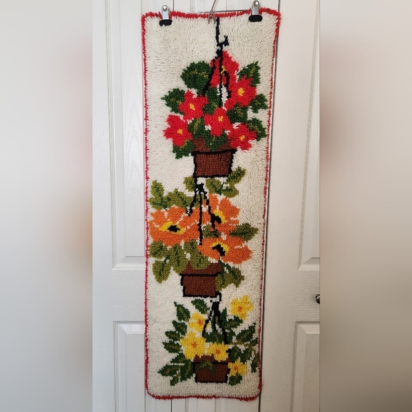 Vintage latchhooked yarn art potted flowers large mcm 1960s retro rug tapestry - Picture 1 of 3